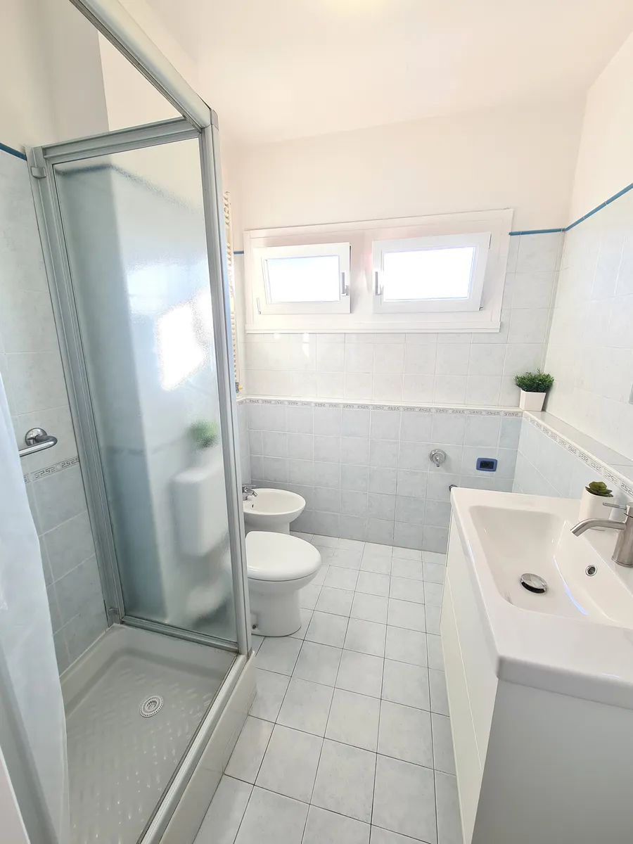 Bagno di via Casini con il box doccia e i sanitari puliti