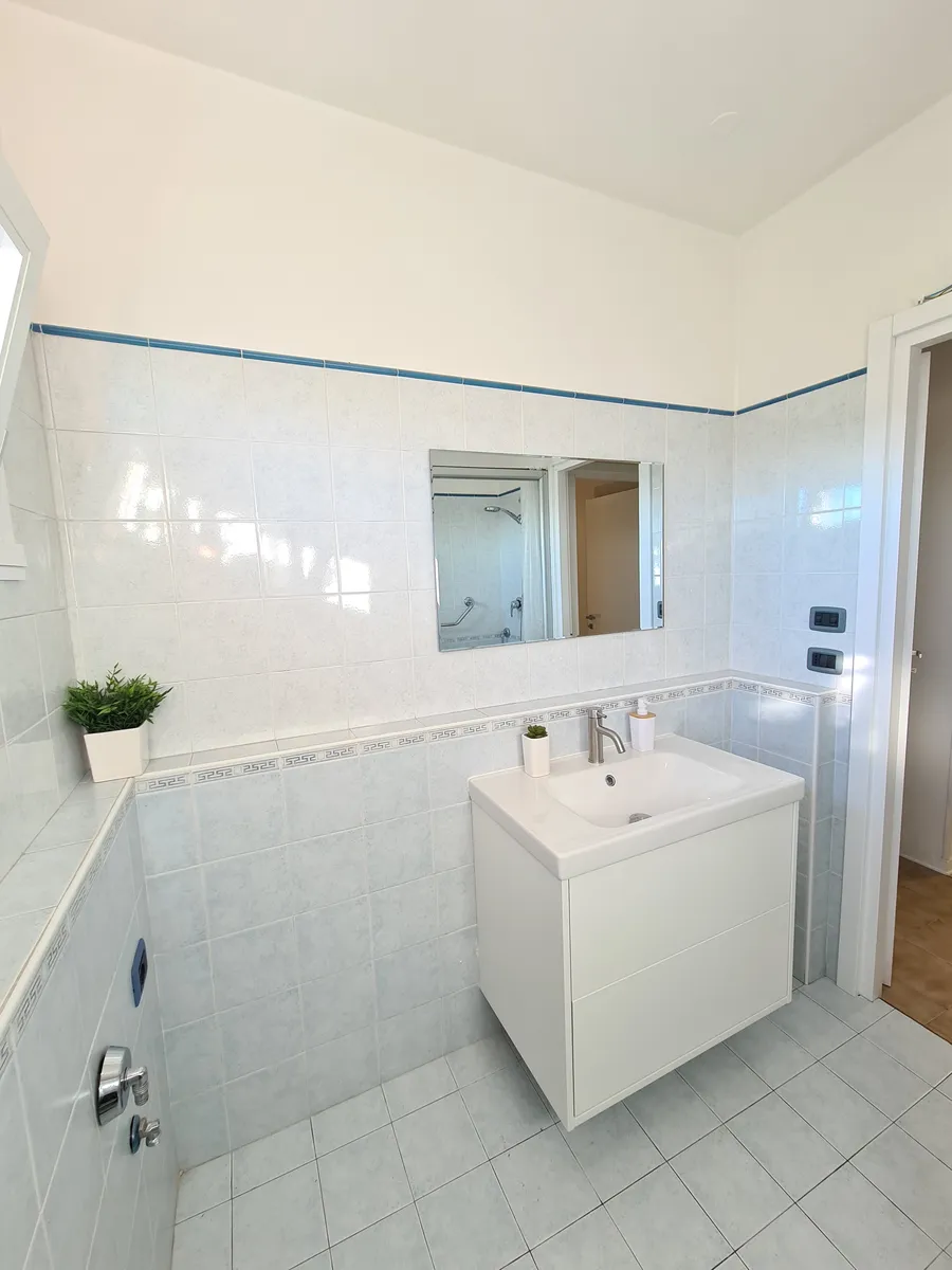 Bagno di via Casini con il lavabo sgombro e lo specchio pulito
