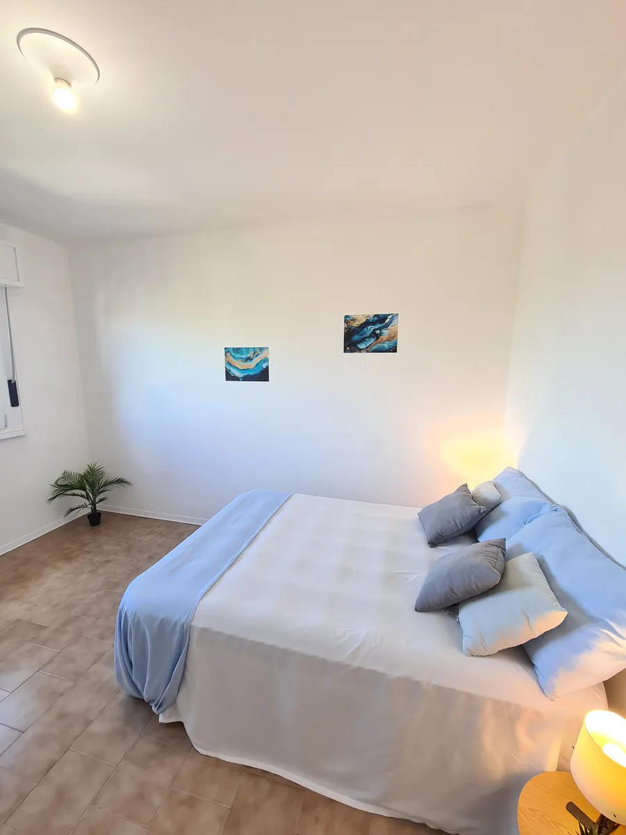 Camera di via Casini rifatta con letto e quadri dopo la preparazione