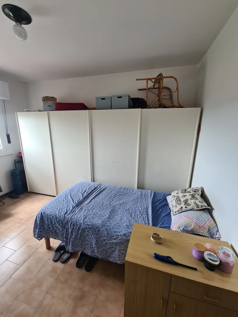La stessa camera di via Casini prima, vissuta e piena