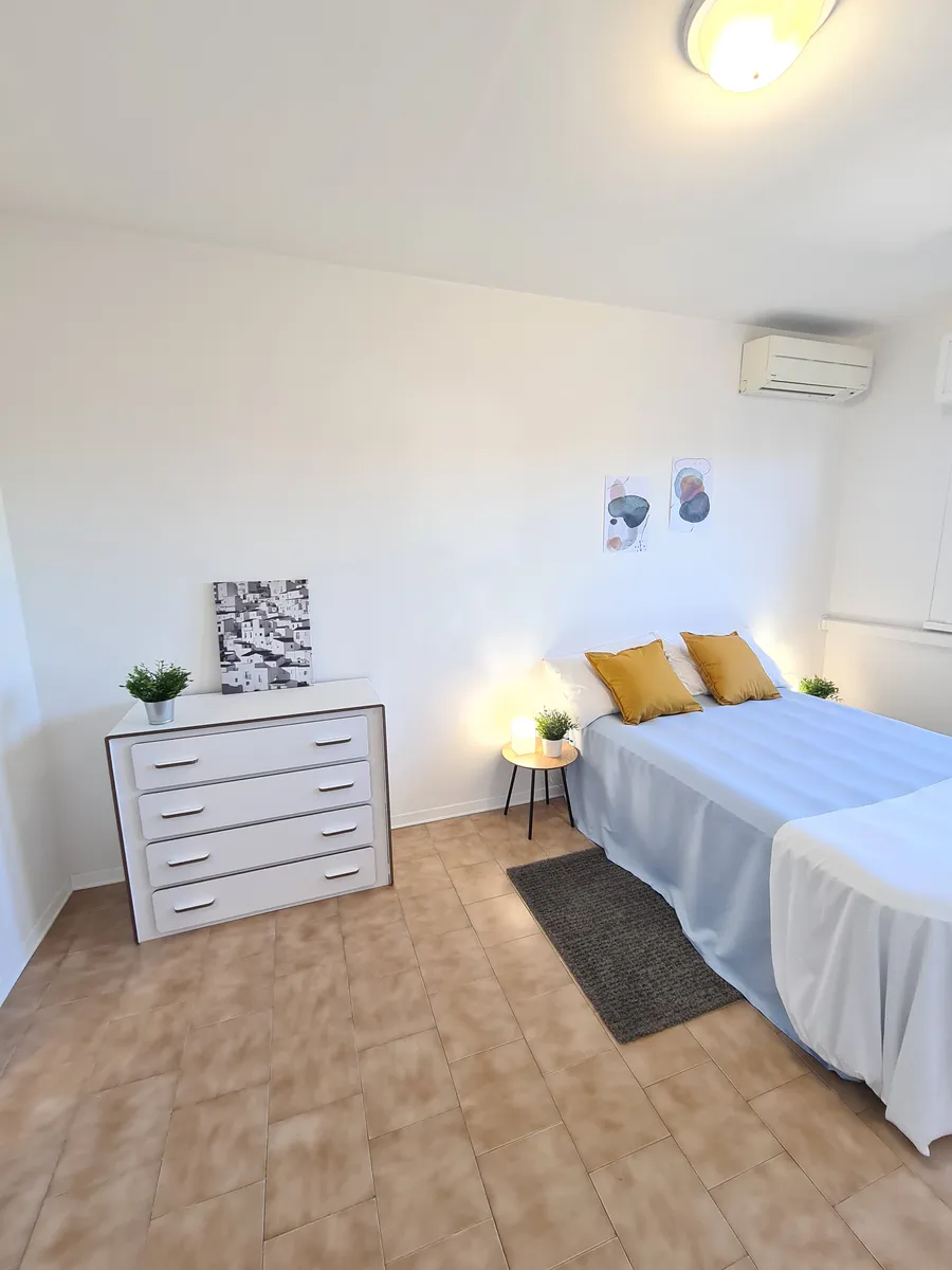 Terza camera di via Casini allestita con letto e como' dopo la preparazione