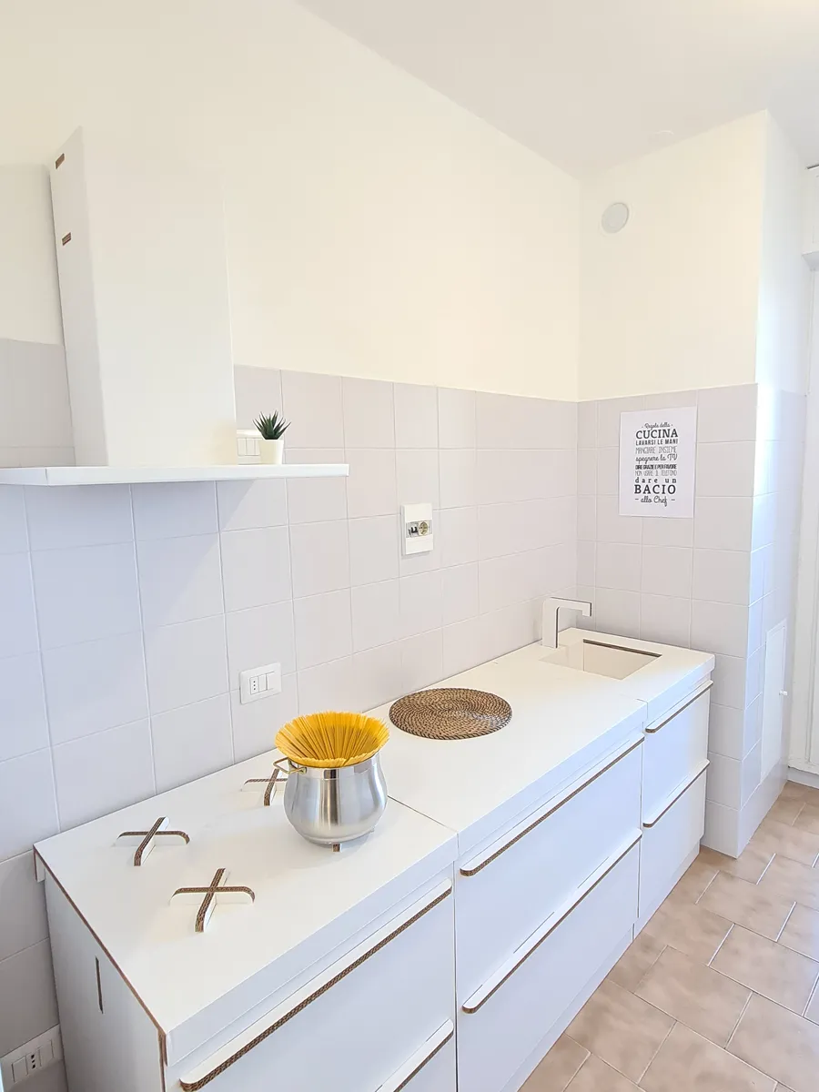 Cucina di via Casini pulita e con il piano libero dopo gli interventi