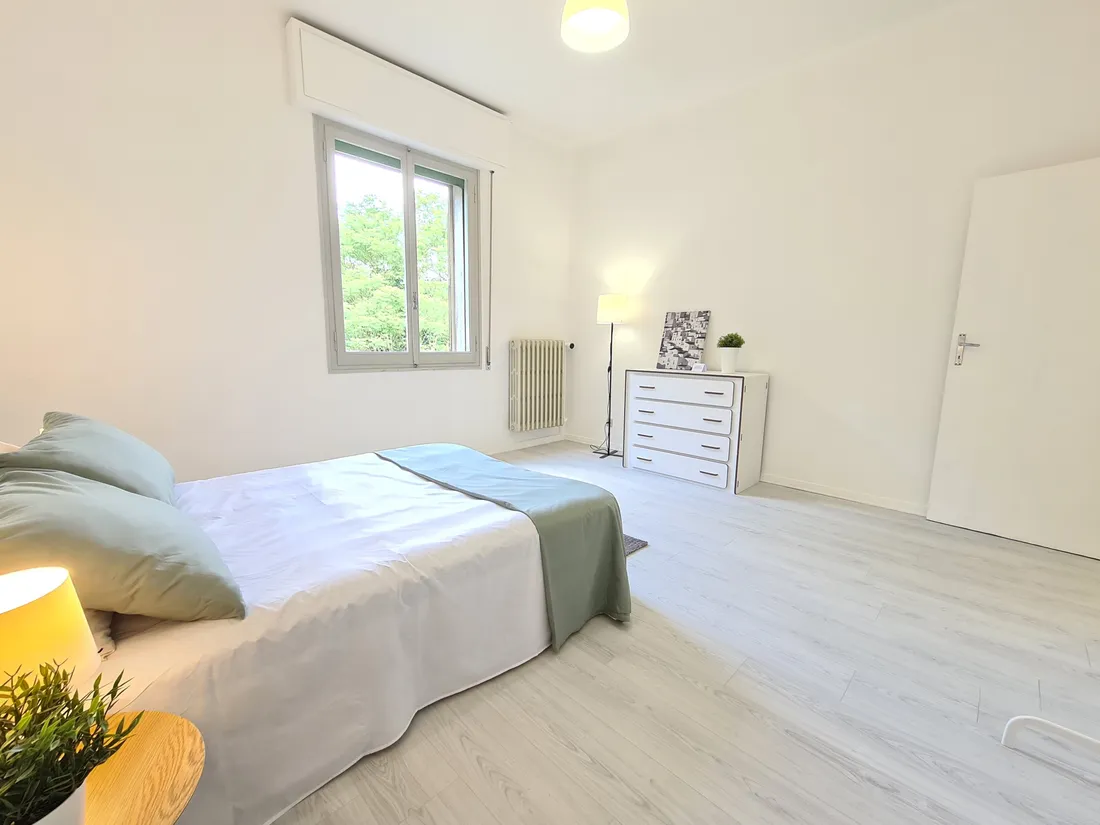 Camera rinnovata con letto e luce naturale