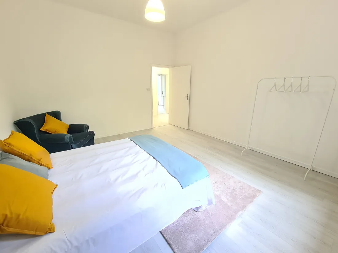 Camera allestita con letto e cuscini dopo gli interventi