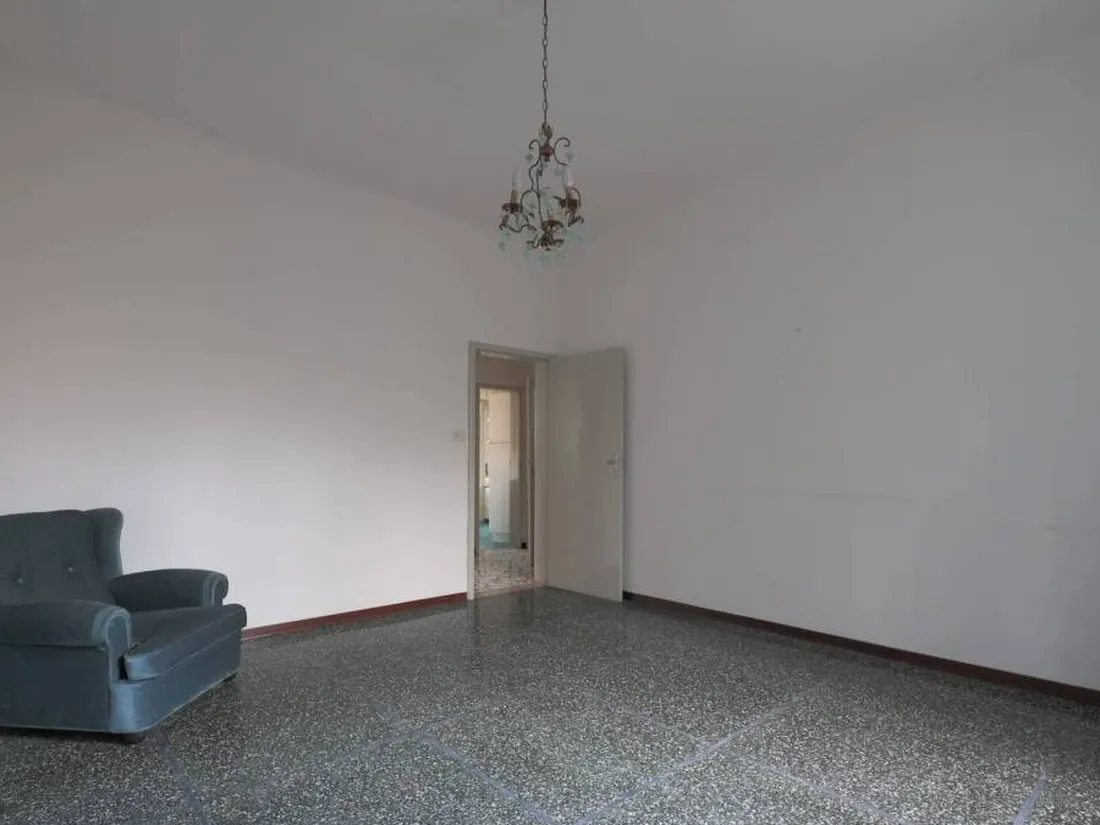 La stessa stanza prima, spoglia e datata