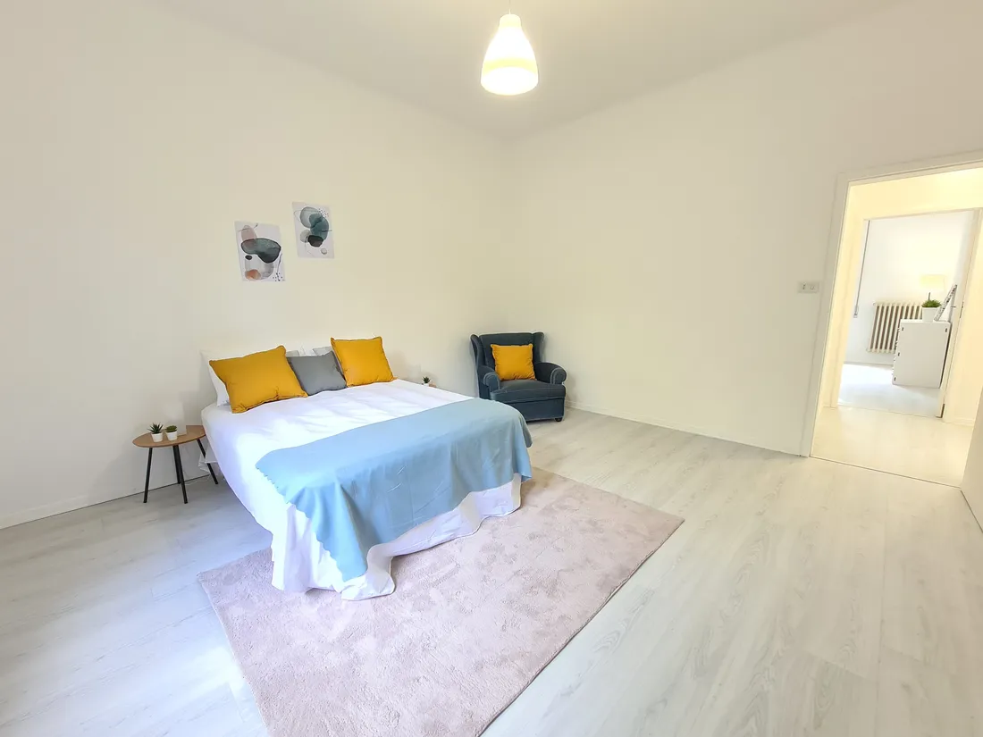 Camera con letto e tappeto dopo la preparazione