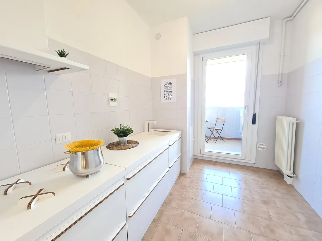 Cucina allestita per le visite, con piano ordinato e dettagli caldi