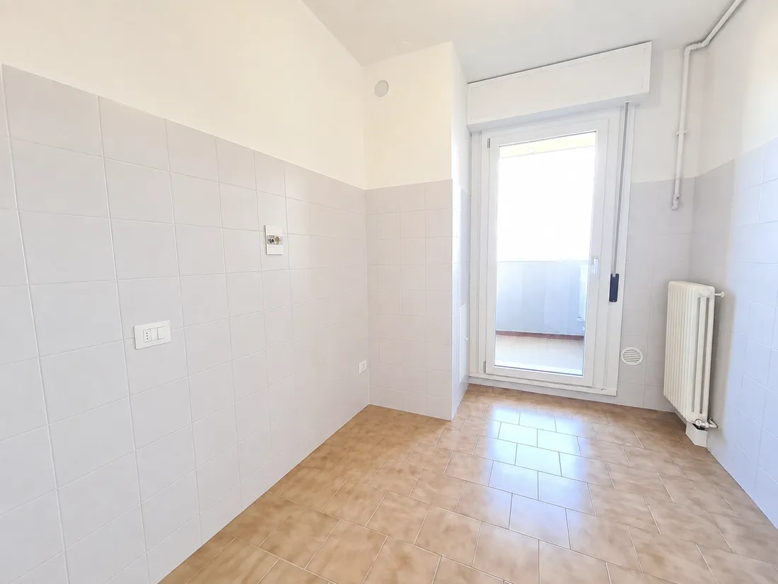 La stessa cucina prima, spoglia