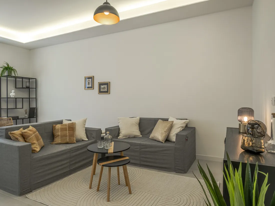 Zona giorno con divani e tavolino dopo l'home staging
