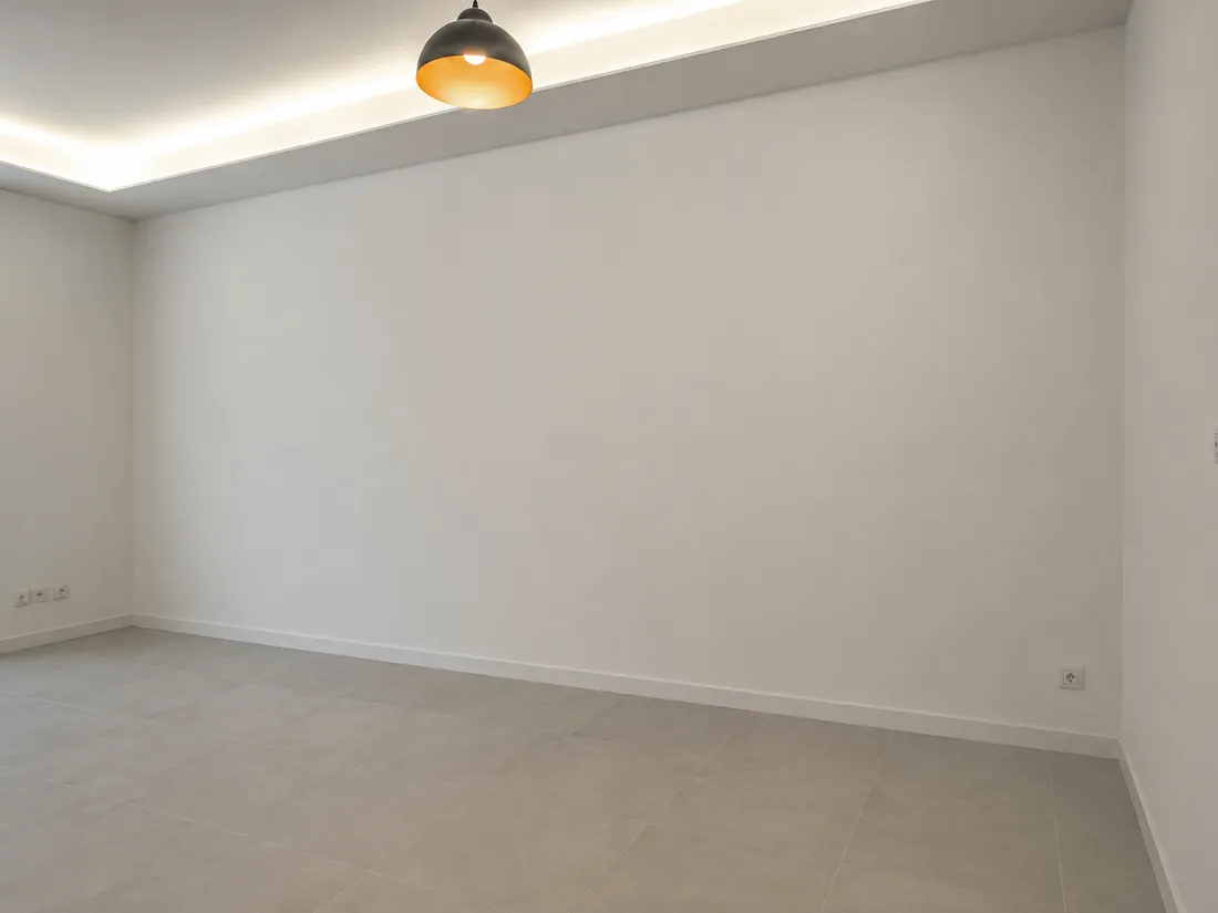 La stessa zona giorno prima, vuota