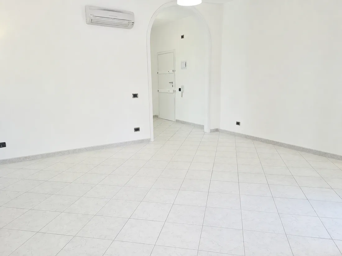 Home staging prima e dopo, lo stesso soggiorno prima dell'allestimento