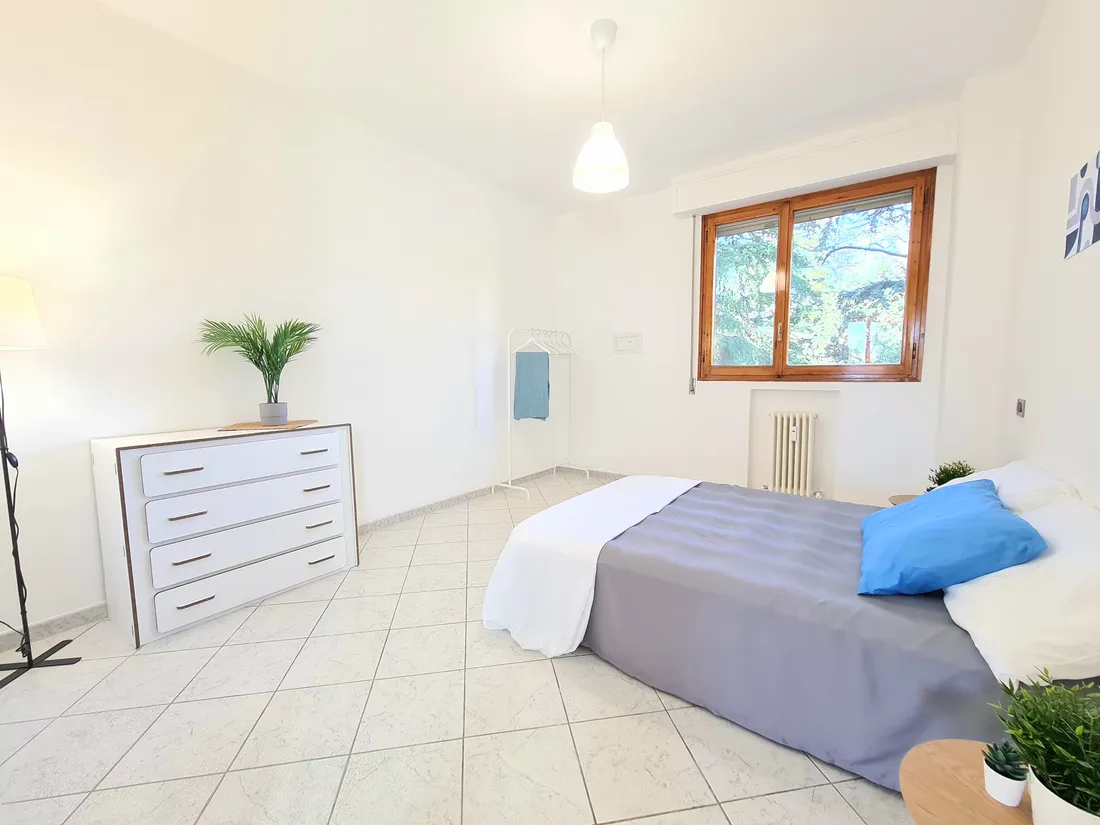 Camera con letto e cassettiera dopo l'home staging