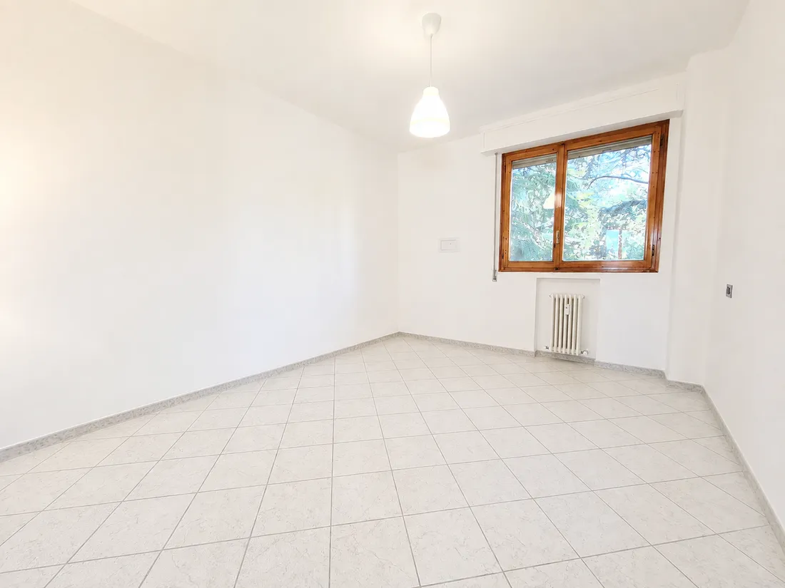 La stessa camera prima, vuota