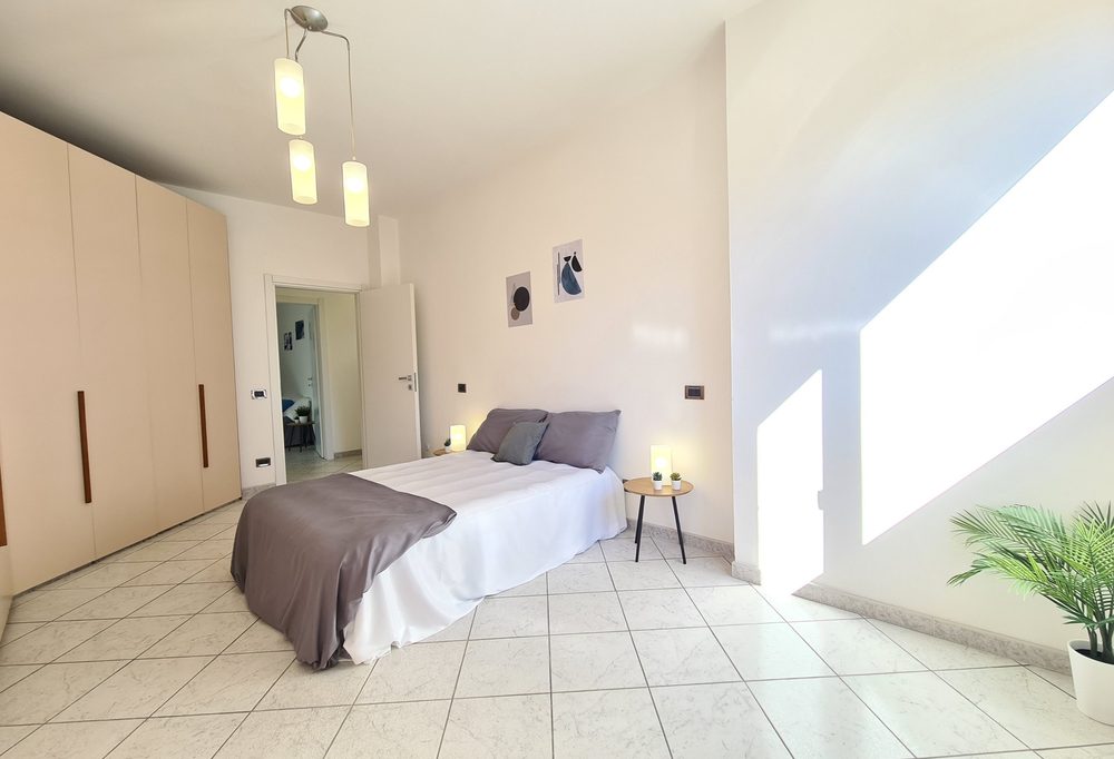 Camera da letto di via Misa dopo l'home staging: pulita, luminosa e accogliente