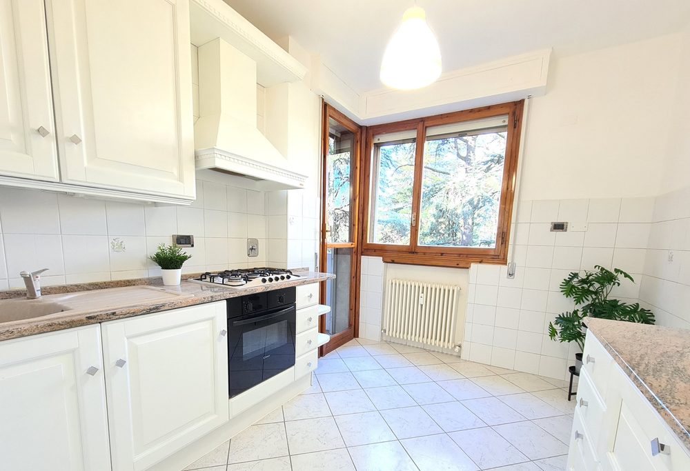 Cucina di via Misa dopo la valorizzazione: chiara, ordinata e pronta per le foto