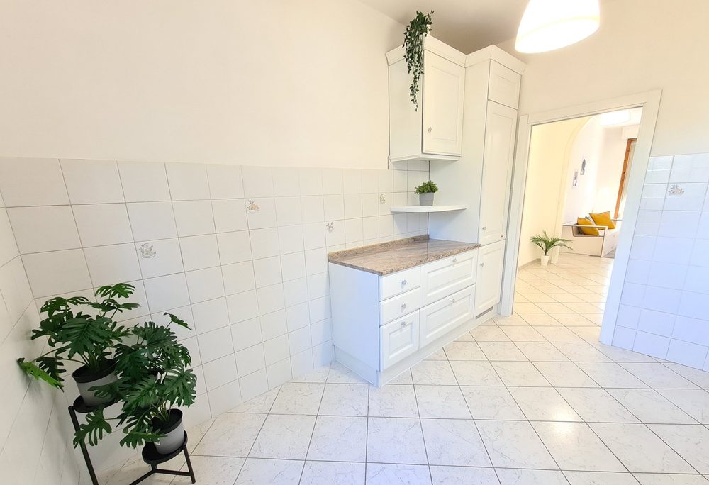Angolo pranzo della cucina di via Misa dopo l'home staging: essenziale e luminoso