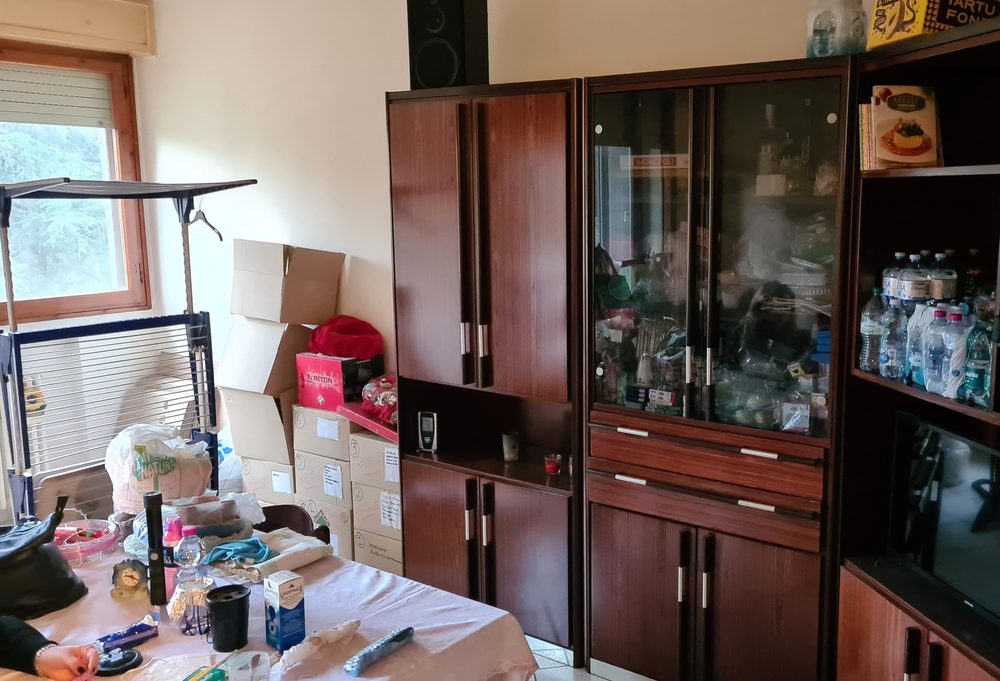 Soggiorno di via Misa prima dell'home staging: arredi datati e ambiente da riordinare