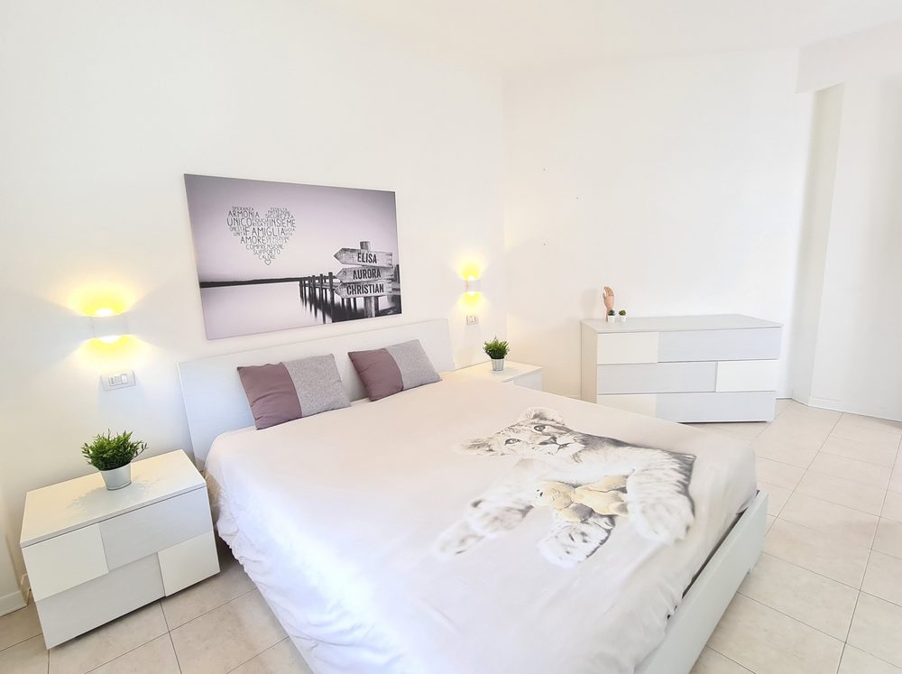 Camera da letto di via della Resistenza dopo la valorizzazione: ordinata, luminosa e accogliente