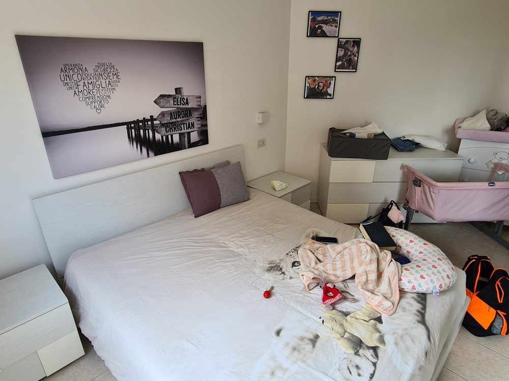 Camera da letto di via della Resistenza prima: ambiente da riordinare