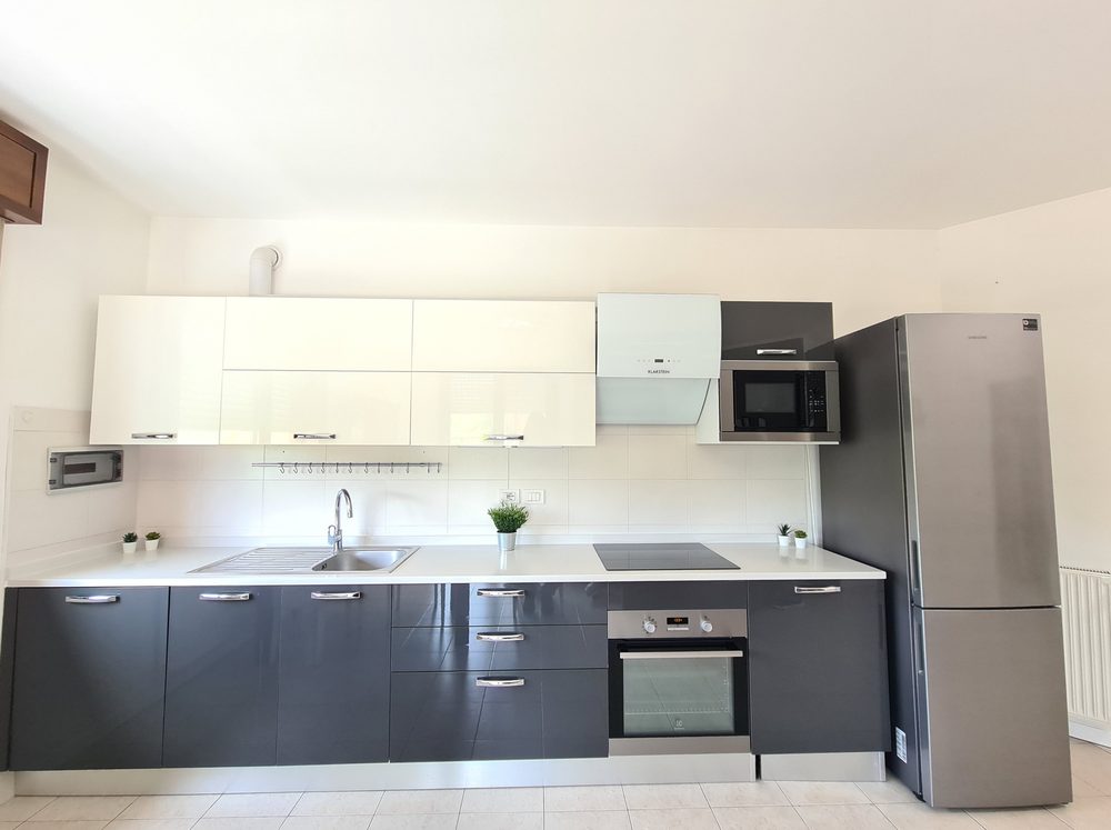 Cucina di via della Resistenza dopo: pulita, ordinata e pronta per le foto