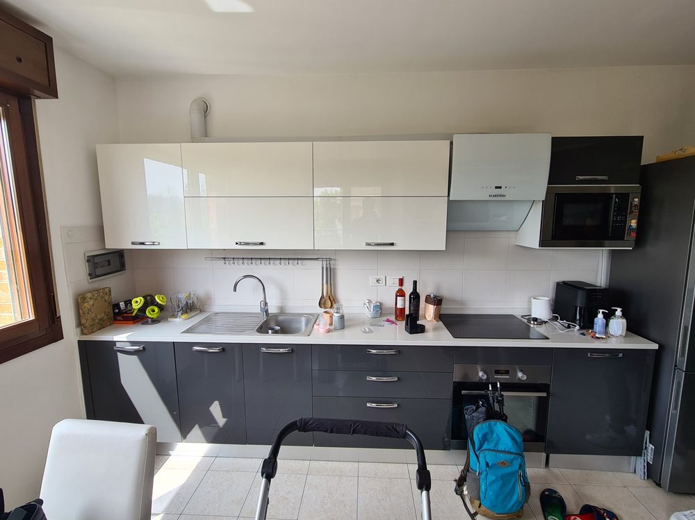 Cucina di via della Resistenza prima, con piani ingombri