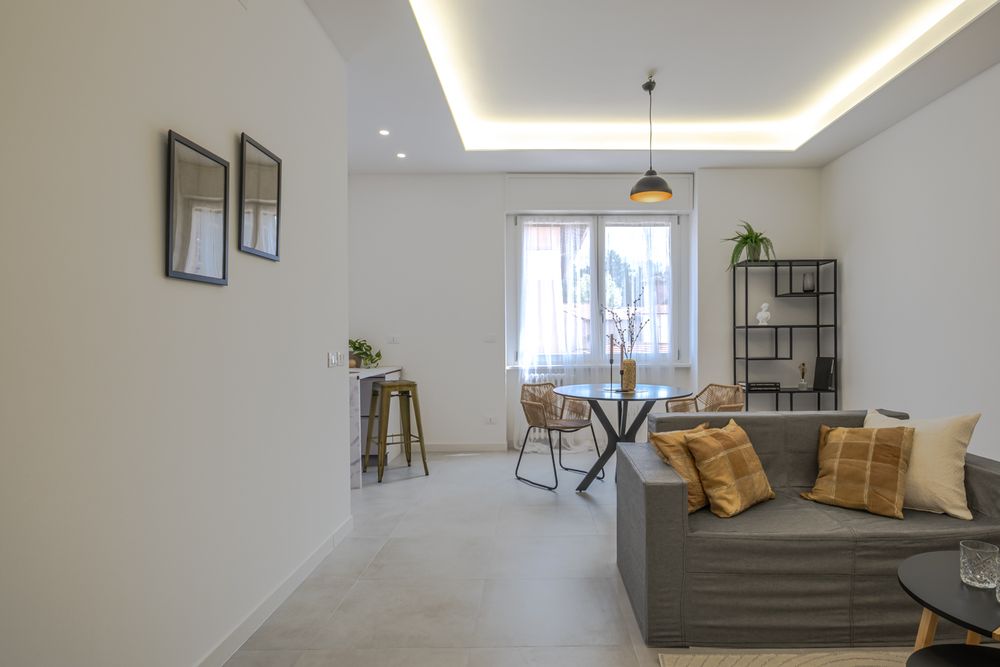 Zona giorno luminosa e ordinata dopo l'home staging