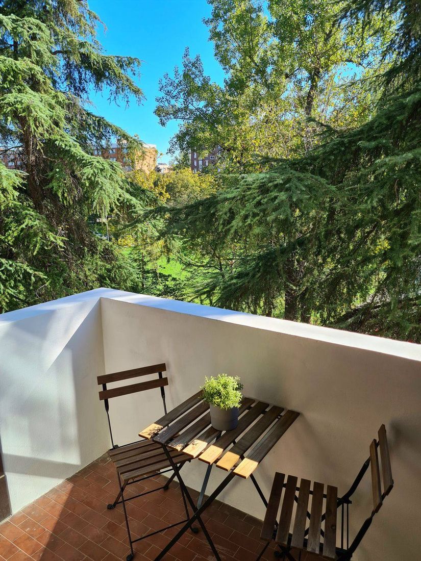 Balcone di via Misa allestito con tavolino e piante