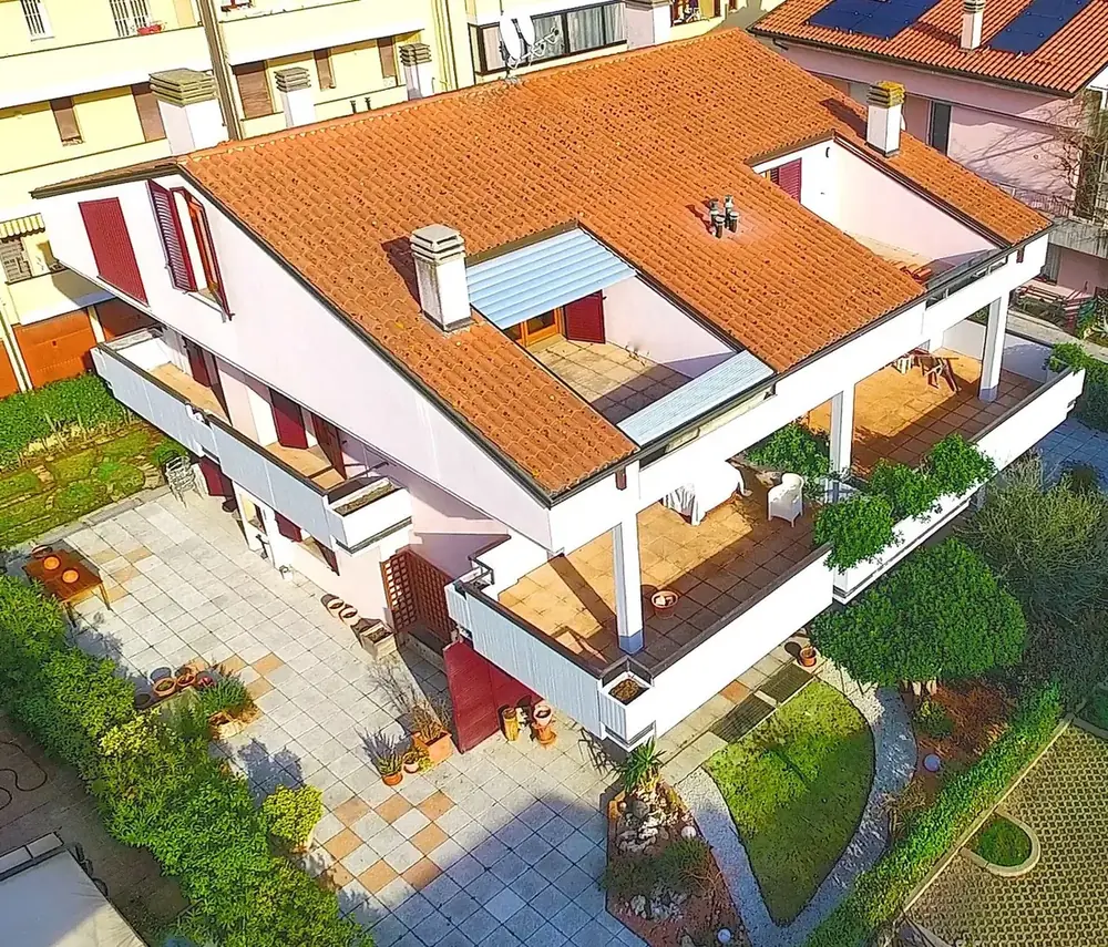 Vista aerea con drone della villa di via Tinti a Imola, con giardino e ampie terrazze